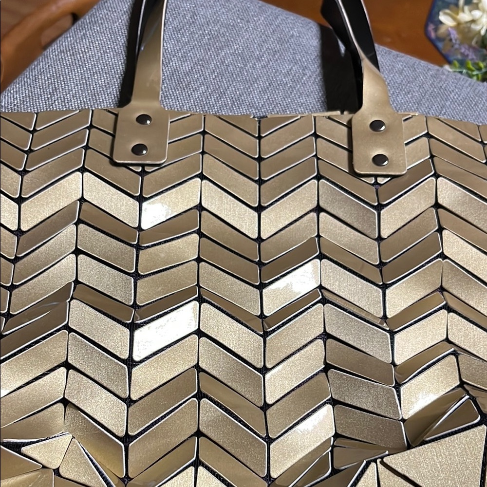 PATRIZIA LUKA Elegant Chevron Pattern Tote Bag